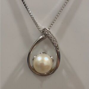 Elegant Silver Pearl Pendant Necklace